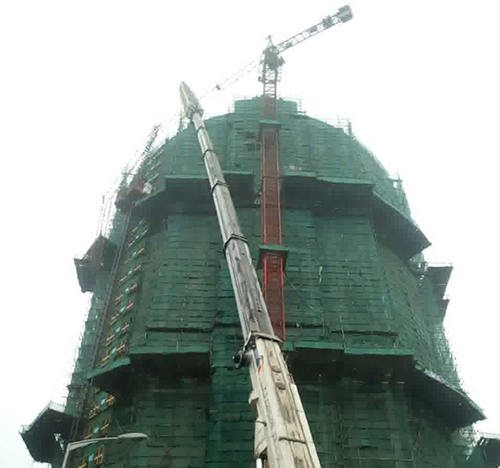 山亭吊车在工地上作业